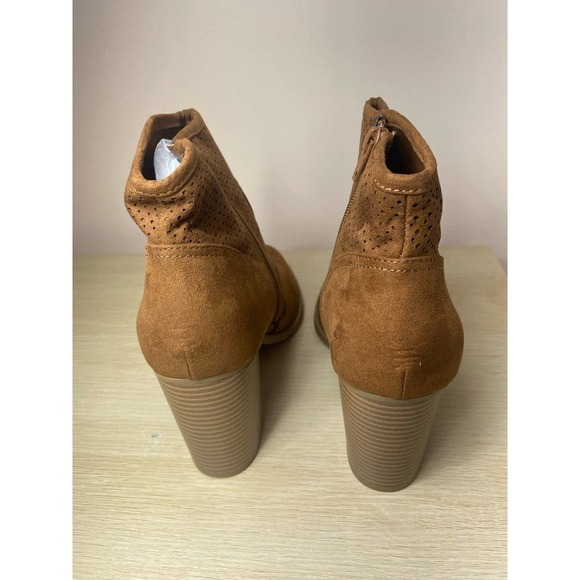 American Rag heeled suede boots NWT! - Picture 6 of 10